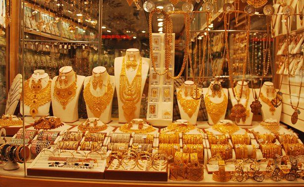  “Gold Prices Rise Nearly 1% on Positive Global Cues; Experts Outline MCX Strategy”